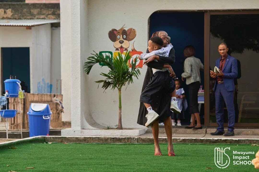 Accueil chaleureux d’un élève à Mwayuma Impact School